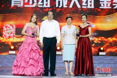 圖為中央統(tǒng)戰(zhàn)部副部長、國務(wù)院僑辦主任許又聲（左2）、北京市委常委、統(tǒng)戰(zhàn)部部長齊靜為獲得金獎選手頒發(fā)證書。<a target='_blank' >中新社</a>記者 韓海丹 攝