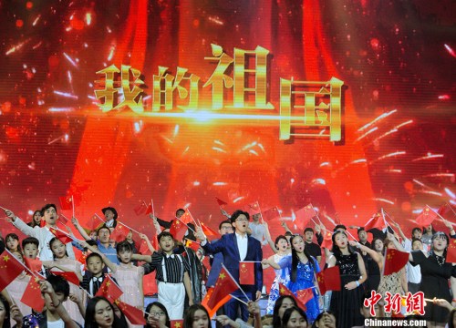 全場合唱《我愛你中國》。<a target='_blank'  >中新網(wǎng)</a>記者 李霈韻 攝