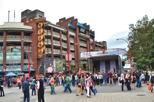 圖：華埠節(jié)現(xiàn)場設(shè)置舞臺(tái)及大屏幕，用作表演及放映電影。（馮瑞熊）