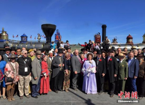 資料圖為“金釘節(jié)”上身著150年前裝束的志愿者、華工后代代表以及來自世界各地的嘉賓，仿照歷史照片合影留念，向全體鐵路建設(shè)者表達(dá)敬意。<a target='_blank' >中新社</a>記者 劉關(guān)關(guān) 攝