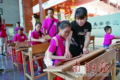 游學活動是白沙國學堂傳統(tǒng)文化推廣項目的一個品牌活動。圖為市民在活動中體驗小岡香制作技藝。江門市博物館供圖