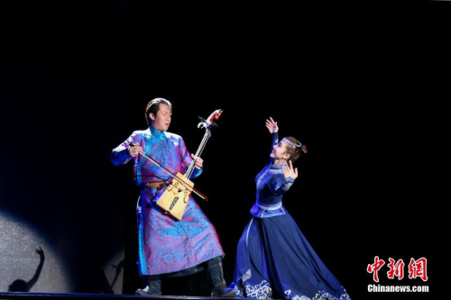 資料圖：2019年“四海同春”亞洲團來到日本東京，為當(dāng)?shù)貎S胞帶來一場視聽盛宴。圖為張鐸的馬頭琴演奏《鴻雁》。<a target='_blank' >中新社</a>記者 呂少威 攝