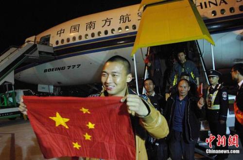 資料圖：2011年3月5日晚9點，從突尼斯杰爾巴島撤離的最后一批三百多名中國公民搭乘南航的航班順利抵達(dá)廣州，至此，中國民航的空中撤離駐利比亞任務(wù)圓滿完成。<a target='_blank' >中新社</a>發(fā) 柯小軍 攝