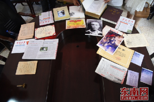 張旭明捐贈(zèng)的與父親有關(guān)的僑史資料。 張夢帆 攝