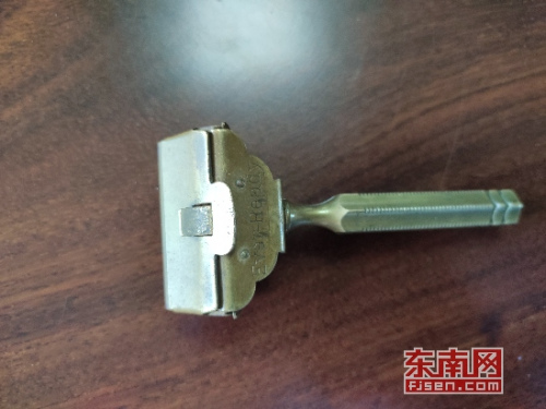 曾與張君武并肩作戰(zhàn)的美國飛虎隊(duì)隊(duì)員贈(zèng)送給他的剃須刀。 張夢帆 攝