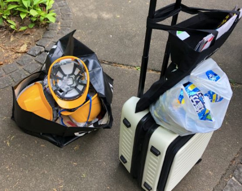 激進示威者攜帶的頭盔、口罩和防辣椒水眼罩，以及抹黑警察的宣傳品。圖片來源：旅日僑網(wǎng)