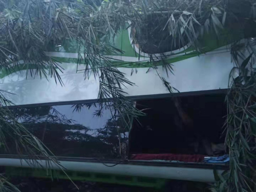 大巴車已完全傾覆，座位擠成一團(tuán)。 受訪者供圖