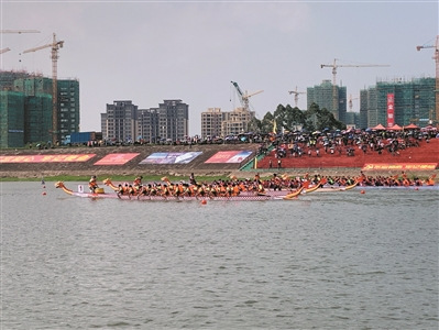 參賽隊伍正在進行龍舟競渡。