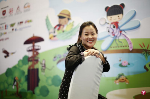 倪學(xué)靜通過講故事活動與游戲等，為孩子塑造有趣的學(xué)習(xí)環(huán)境。(新加坡《聯(lián)合早報》/陳淵莊 攝)