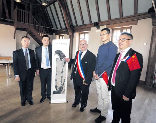 任俐敏向迪容市長贈送紀(jì)念品。(法國《歐洲時報》記者黃冠杰 攝)