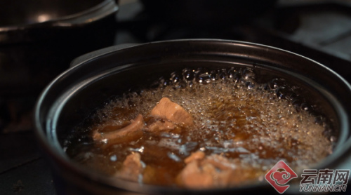 肉骨茶里的云南情。記者 李文君 攝