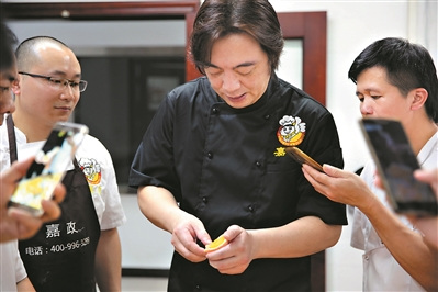 圖為丁師傅教學員做早茶 《廣州日報》全媒體記者武威 實習生徐紫祺/攝 圖為丁師傅教學員做早茶 《廣州日報》全媒體記者武威 實習生徐紫祺/攝