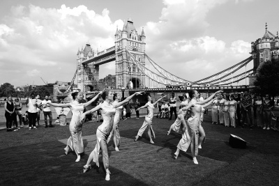 圖為旗袍日活動(dòng)上的旗袍舞蹈。林衛(wèi)光攝/光明圖片