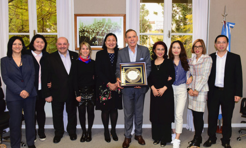 阿根廷婦女兒童聯(lián)合會(huì)會(huì)長陳靜，代表阿根廷華人向阿根廷國家移民局局長Horacio Garcia先生贈(zèng)送紀(jì)念牌匾。(阿根廷華人網(wǎng) 柳軍 攝)