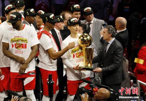 NBA總決賽猛龍4:2勝勇士奪隊(duì)史首冠。<a target='_blank' >中新社</a>記者 劉關(guān)關(guān)攝