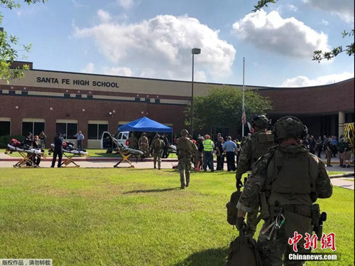 資料圖：2018年5月18日，美國(guó)得州圣達(dá)菲高中發(fā)生槍擊事件。