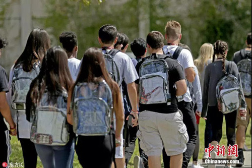 資料圖：2018年2月，美國(guó)佛羅里達(dá)州帕克蘭市一高中發(fā)生槍擊案后，學(xué)生被要求背透明書包上學(xué)。