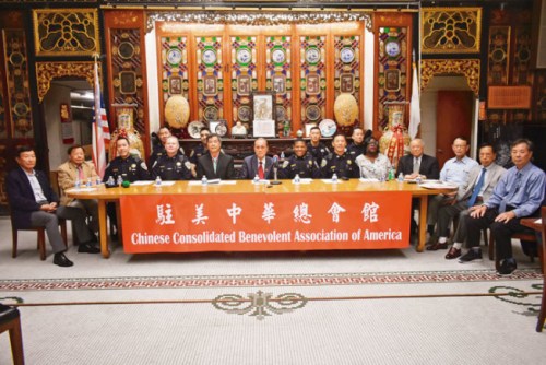 史考特(中)、雷蒙德(左四)、鄺友信(左三)、易文耀(右六)等警察局領(lǐng)導(dǎo)層成員前往洛杉磯中華總會(huì)館，與僑界商討華埠防罪對(duì)策，李兆祥(左二)提出多項(xiàng)建議。左六為鄧海波，左五為黃楚文。(美國(guó)《世界日?qǐng)?bào)》記者 黃少華 攝)