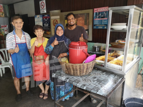 兩家人合照。(馬來西亞《東方日報》/吳維康 攝)