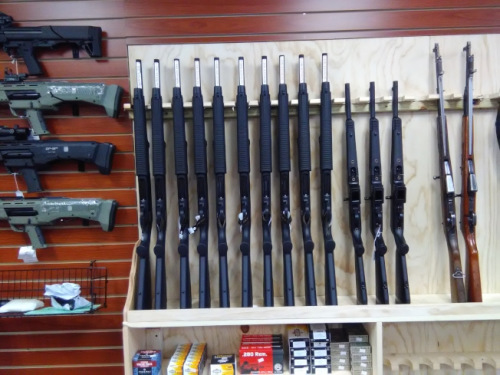 華人喜歡購買價格1000元左右的槍。（美國《世界日報》韓杰攝 ）