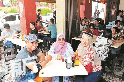 萬莫哈末(左)經(jīng)常帶家人到華美餐室用餐。(馬來西亞《東方日?qǐng)?bào)》/楊金森 攝)