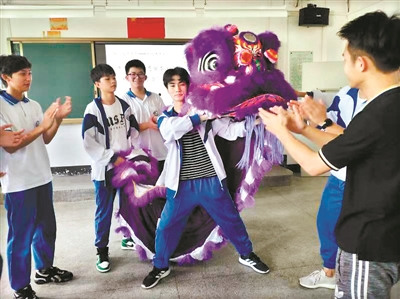 學生們在學習醒獅的相關知識