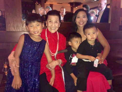 江孫蕓(左二)與孫女Marisa(右)，以及三名曾孫子和曾孫女。(美國《世界日報》記者 李晗 攝)