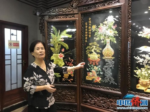 潮繡大師康惠芳介紹潮繡作品。