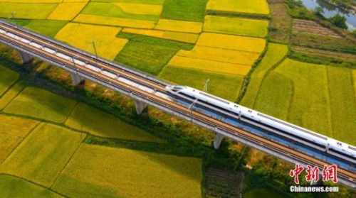 資料圖：疾馳而過的高鐵。趙春亮 攝