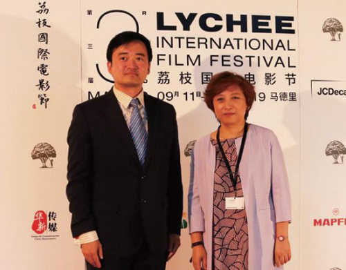 中國(guó)駐西使館參贊劉雯秋(右)和朱健合影。(《歐洲時(shí)報(bào)》/劉玉婷 攝)