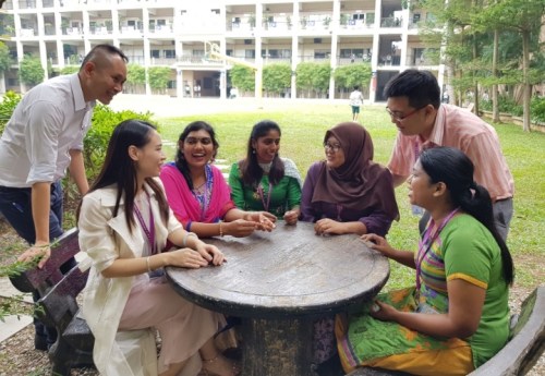 跨越膚色、國籍、文化和語言的藩籬，老師們?yōu)楣餐繕伺Α?馬來西亞《星洲日報》/范純瑋 攝)