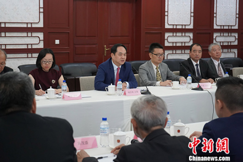 圖為中國駐巴西大使楊萬明(正面右四)發(fā)表講話。 駐巴西使館供圖