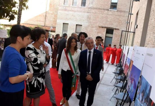 副總領事汪慧娟向意大利客人介紹圖片展內容。（意大利歐聯(lián)網）