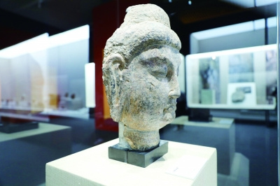 圖為龍門石窟石刻佛首