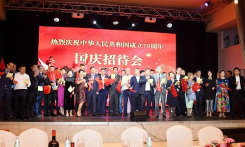 活動上，嘉賓們同聲高歌《歌唱祖國》。(《歐洲時報》/夏曉彤 攝)