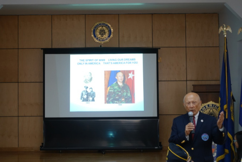 陳紹章講述祖輩歷史。(美國《世界日報》/金春香 攝)