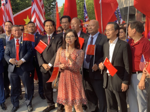 董海榮表示，希望僑胞繼續(xù)為中美友好獻計獻力。(美國《世界日報》/和釗宇 攝)