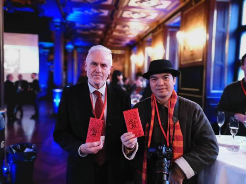 丹麥國際文化交流協(xié)會會長安德森與何儒在哥本哈根為點亮哥本哈根派發(fā)旅游大紅包 受訪者提供