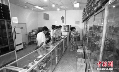 資料圖：1989年的中國華僑旅游僑匯服務(wù)總公司營業(yè)部，華僑華人與港澳同胞眷屬用外匯券在此購置商品。僑匯是僑胞匯回用以贍養(yǎng)國內(nèi)家屬的款項，也是當(dāng)時外匯的重要來源之一。 <a target='_blank' >中新社</a>記者 楊佐桓 攝