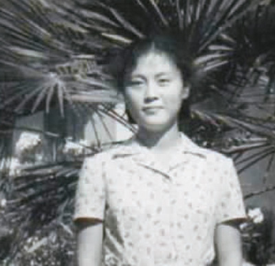 何大明在阿爾巴尼亞留學時，在中國駐地拉那大使館前留念。 　　受訪者供圖