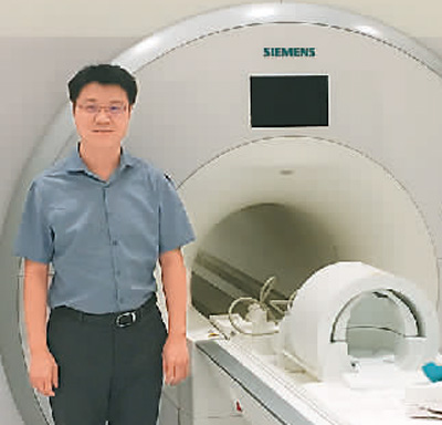 　楊旗在美國加州大學洛杉磯分校生物醫(yī)學影像中心實驗室。 　　受訪者供圖