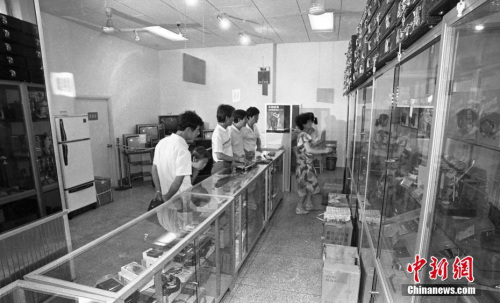 資料圖：1989年的中國(guó)華僑旅游僑匯服務(wù)總公司營(yíng)業(yè)部，華僑華人與港澳同胞眷屬用外匯券在此購(gòu)置商品。僑匯是僑胞匯回用以贍養(yǎng)國(guó)內(nèi)家屬的款項(xiàng)，也是當(dāng)時(shí)外匯的重要來(lái)源之一。 <a target='_blank' >中新社</a>記者 楊佐桓 攝 