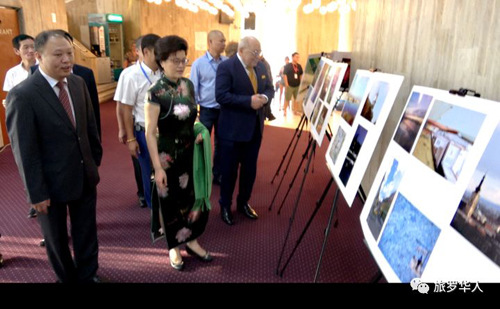 中國駐羅馬尼亞大使姜瑜、公參屠江及羅中之家副主席、羅前駐華大使敦卡在參觀攝影展（羅馬尼亞《旅羅華人報》/呂曉杰 攝）