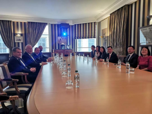 盧沙野一行會見阿蘭·梅里埃及其團隊。(《歐洲時報》/靖樹 攝)