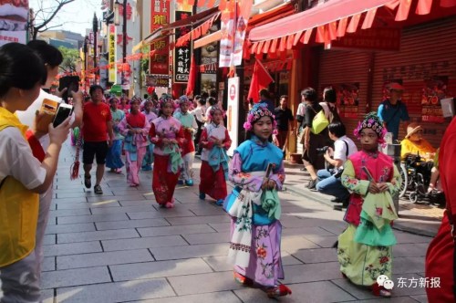 身穿民族傳統(tǒng)服飾參加游行的華僑華人。(日本東方新報)