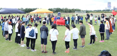 彩跑活動現(xiàn)場眾人組成的心形 彩跑活動現(xiàn)場眾人組成的心形