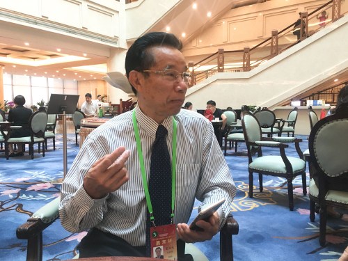 比利時青田同鄉(xiāng)會永遠名譽會長、歐洲青田同鄉(xiāng)會永遠名譽會長夏廷元接受本報記者采訪。（《歐洲時報》/萬淑艷 攝）