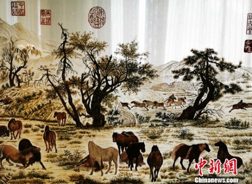 圖為陳永栽夫婦自家的馬尼拉世紀(jì)花園酒店19樓的總統(tǒng)套房內(nèi)，放置的中國畫風(fēng)格的蘇繡擺件。<a target='_blank' >中新社</a>發(fā) 梁鈺 攝