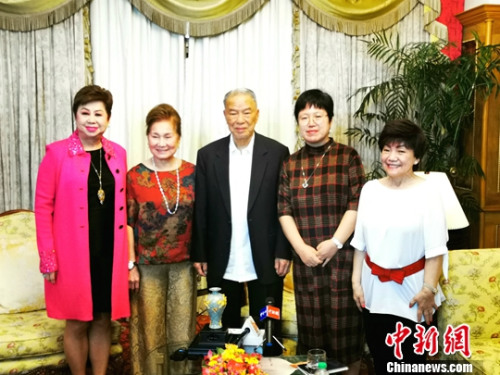 9月25日，應(yīng)邀參加新中國成立70周年慶典活動(dòng)的85歲菲華僑領(lǐng)、菲律賓航空公司董事長陳永栽博士與夫人邱秀敏在馬尼拉接受<a target='_blank' >中新社</a>記者采訪時(shí)多次表達(dá)：“我心中滿是對(duì)祖（籍）國的情意！”<a target='_blank' >中新社</a>發(fā) 梁鈺 攝