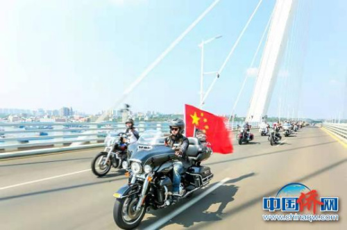 圖為時尚酷炫的機(jī)車巡展?！≈鬓k方供圖　攝